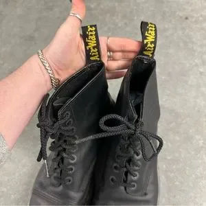 ✨希少なENGLAND製/厚底✨Dr.Martens フルブローグ　ブラック ドクターマーチンの普遍ともいうべき デザインと、その